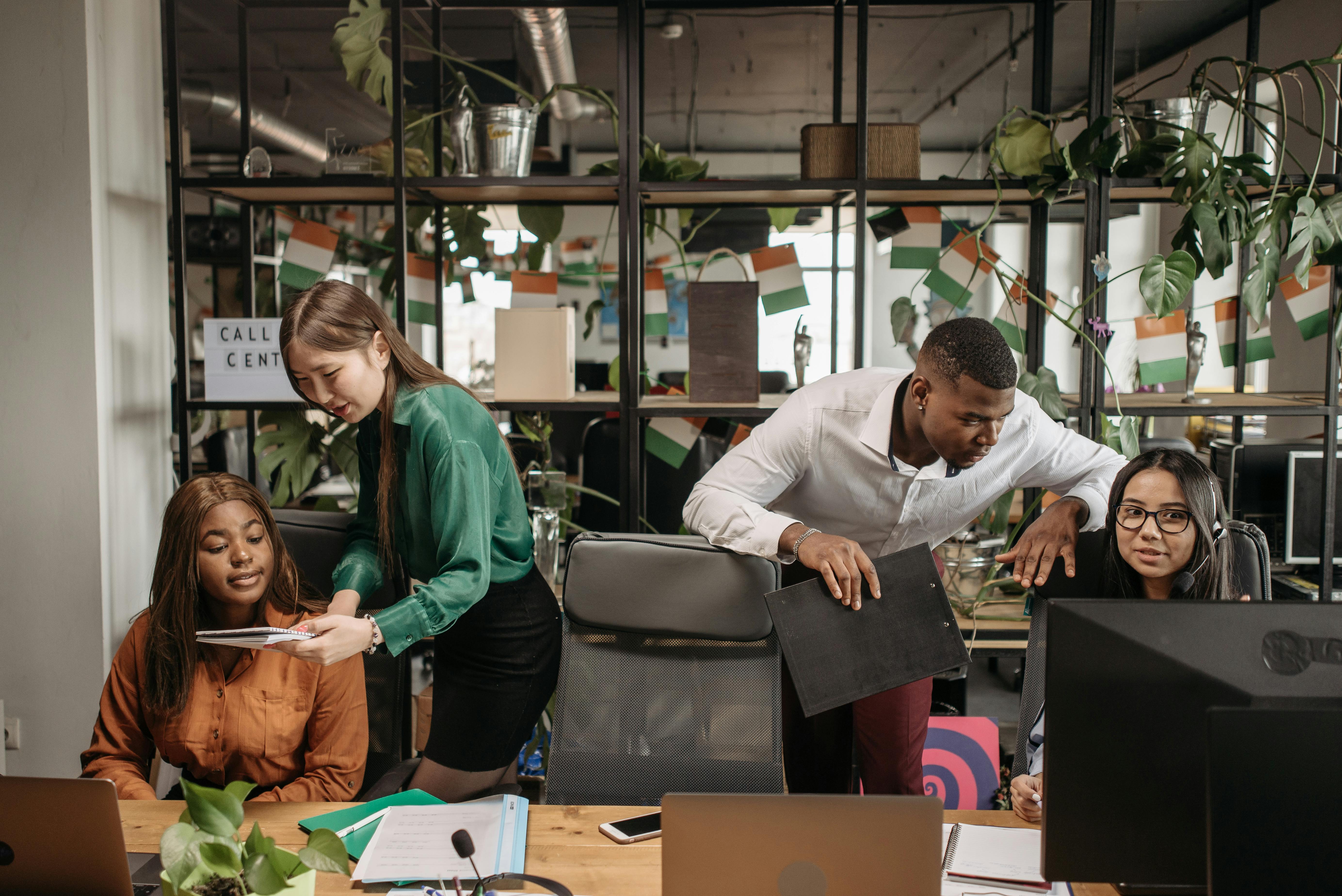 Profissionais colaborando em ambiente de trabalho